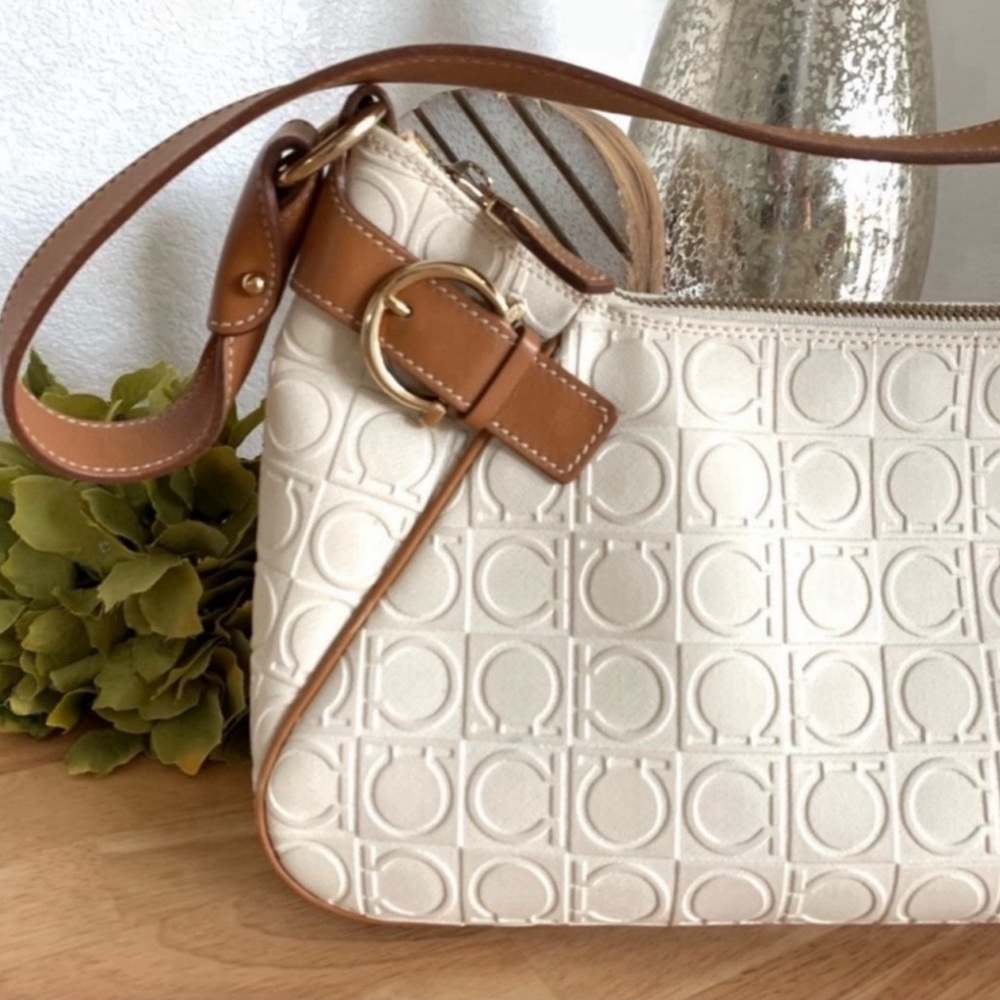 Salvatore Ferragamo Off White/Brown Gancini
Embossed Leather Shoulder Bag - Picture 4 of 15